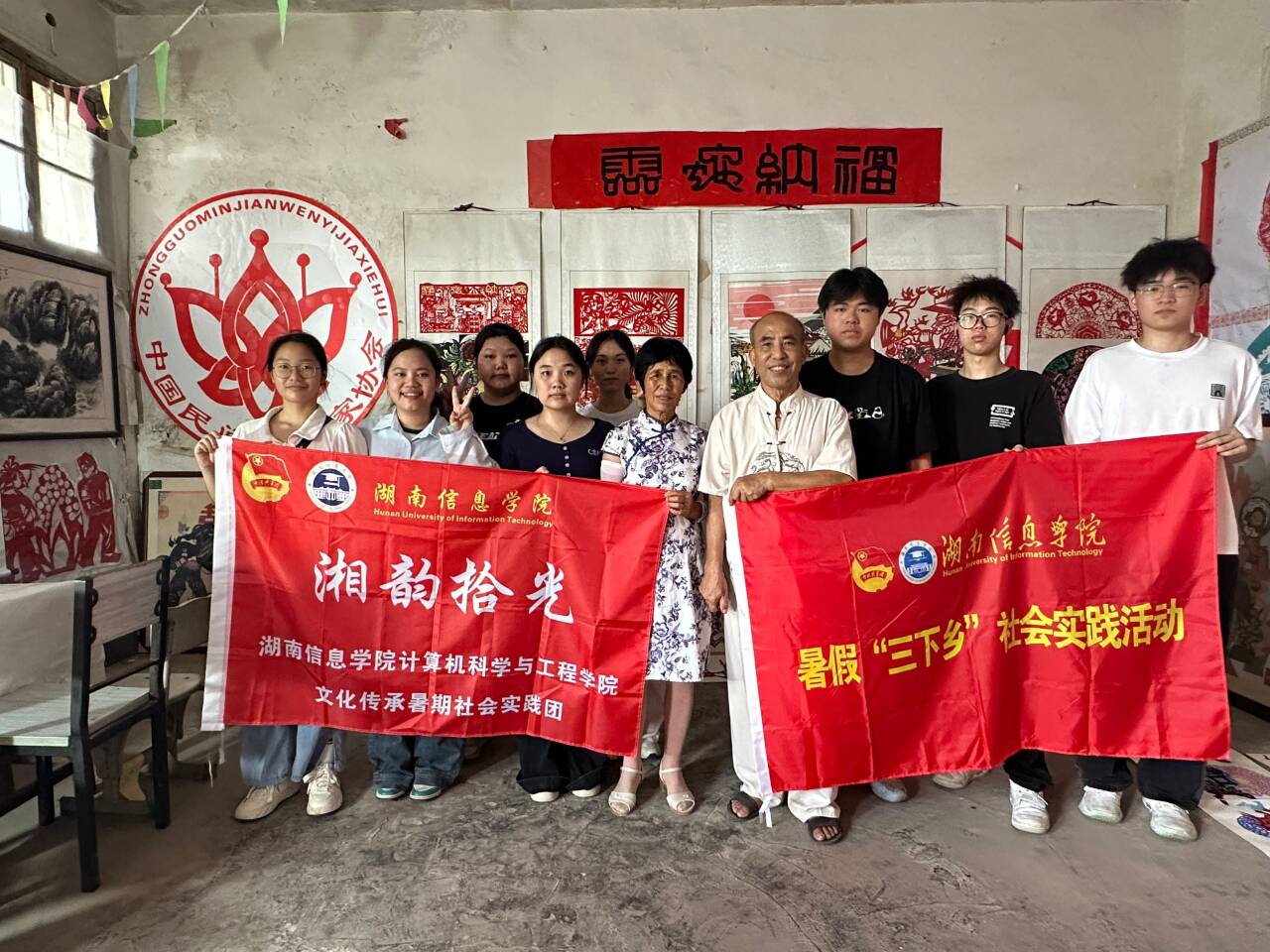 团队成员们在宋爷爷家的合照