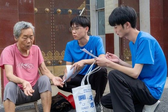 ����������ѧ��שע���顱ʵ���Ÿ����׿�չ��ֽ�����Ļ�����