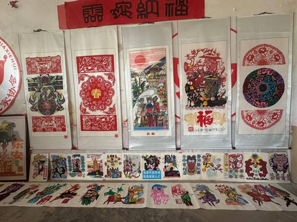 �Ŷӳ�Ա������үү��ǽ�Ͽ�������������Ʒ