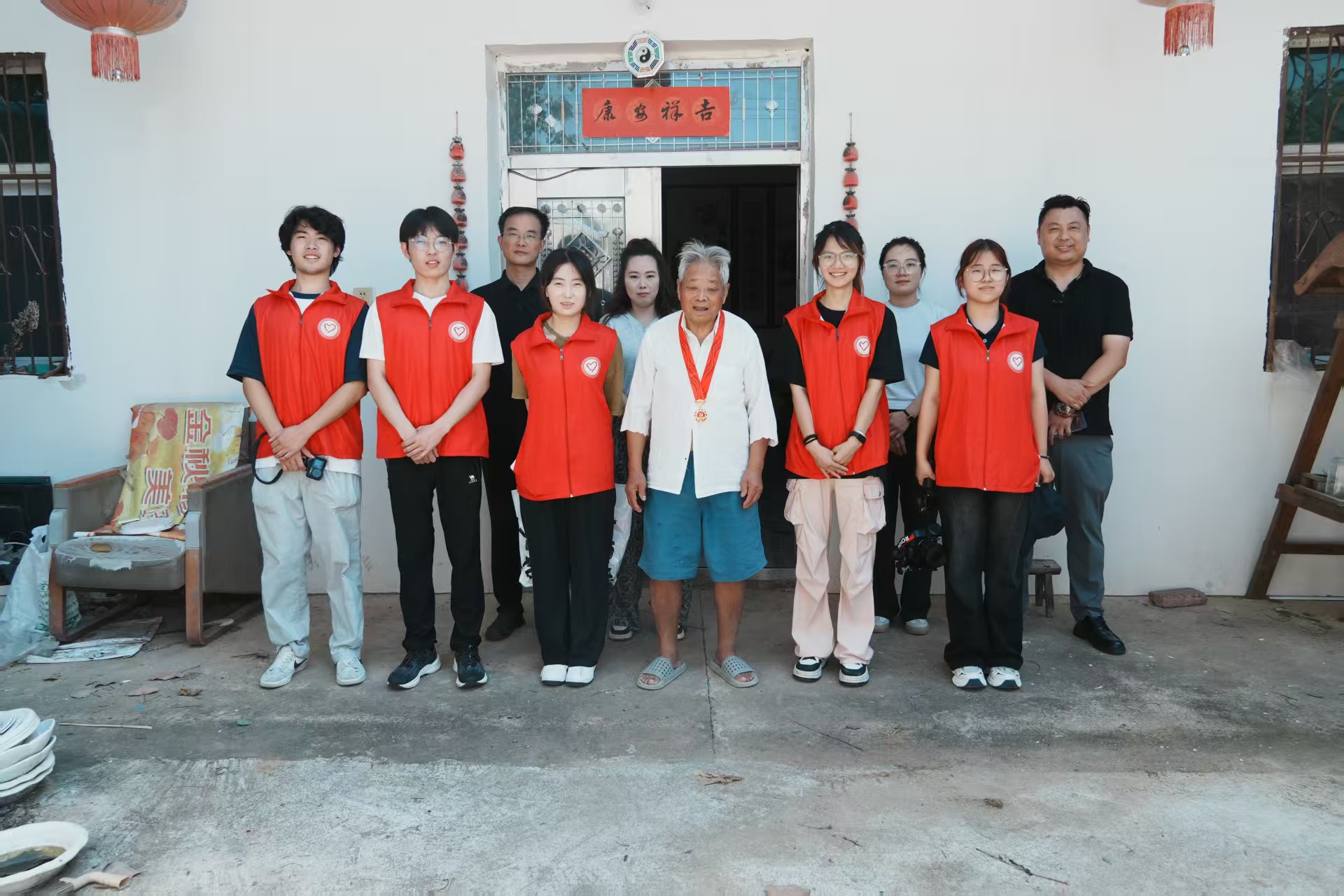 图为老党员、村委会与实践团成员的合照。蚌埠医科大学 蒋承扬 供图