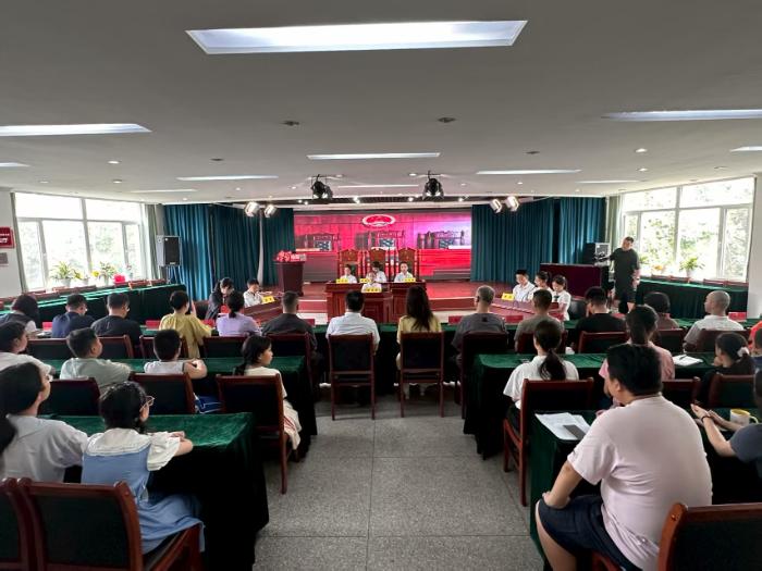 ��Сѧ��ģ�ⷨͥ����ͥ��������������ѧ��ѧԺѧ�Ӵ����Կ�չ��ģ�ⷨͥ�����������ʵ���