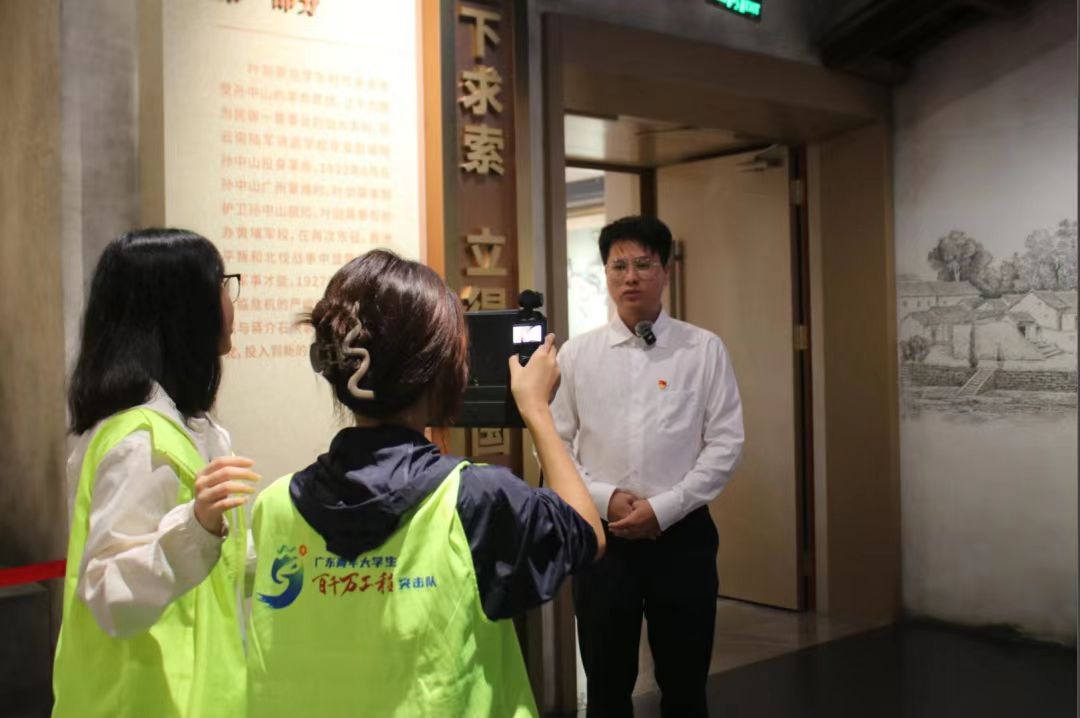 ���ڲ�ͣЪ����ʦ��ѧ���þ�ͷ����Ҷ˧����