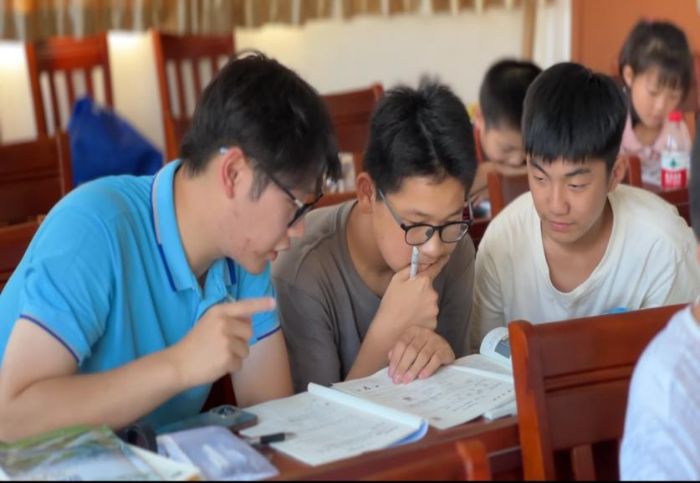 �Ӻ���ѧ����ͬ���ŶӸ����ݽ�̳��չ����־Ը���� �ഺ�������ܻ��������ػ�