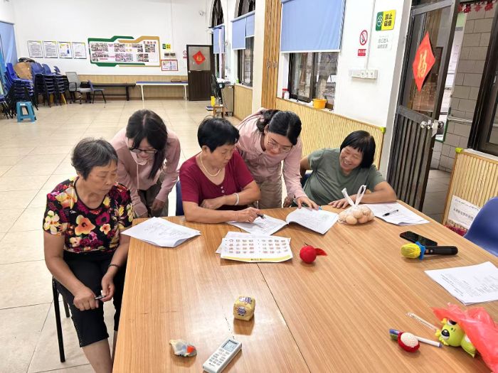 ͼΪ�Ŷӳ�Ա���ڻ���������˽��н��� ����Ţ��