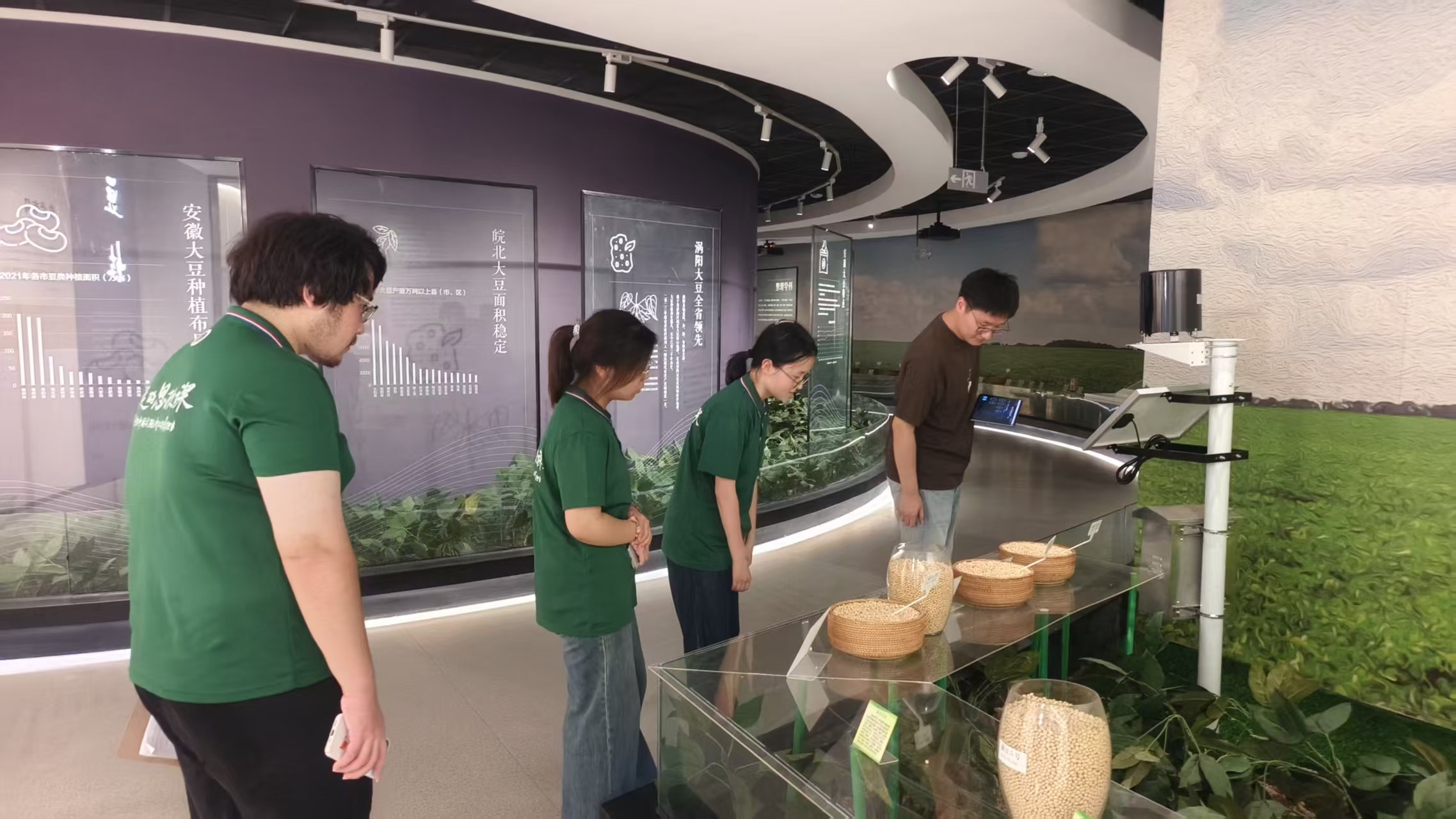 ����ʦ����ѧ�Ӹ����ݵ��У�������ɫ��ҵ�������������·��