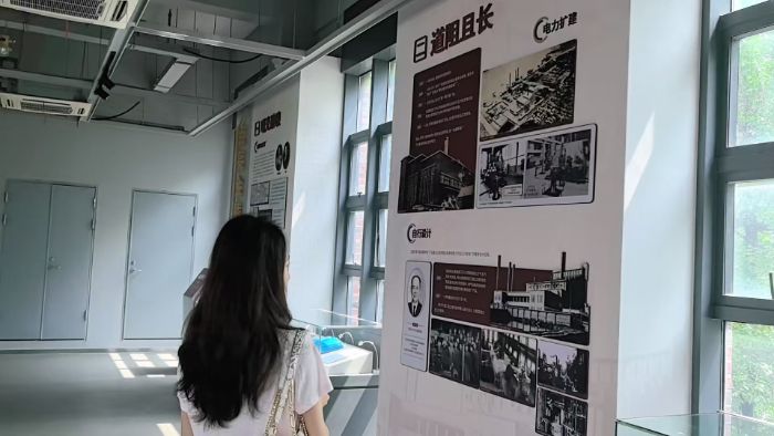 团队成员观赏电力站发展历史