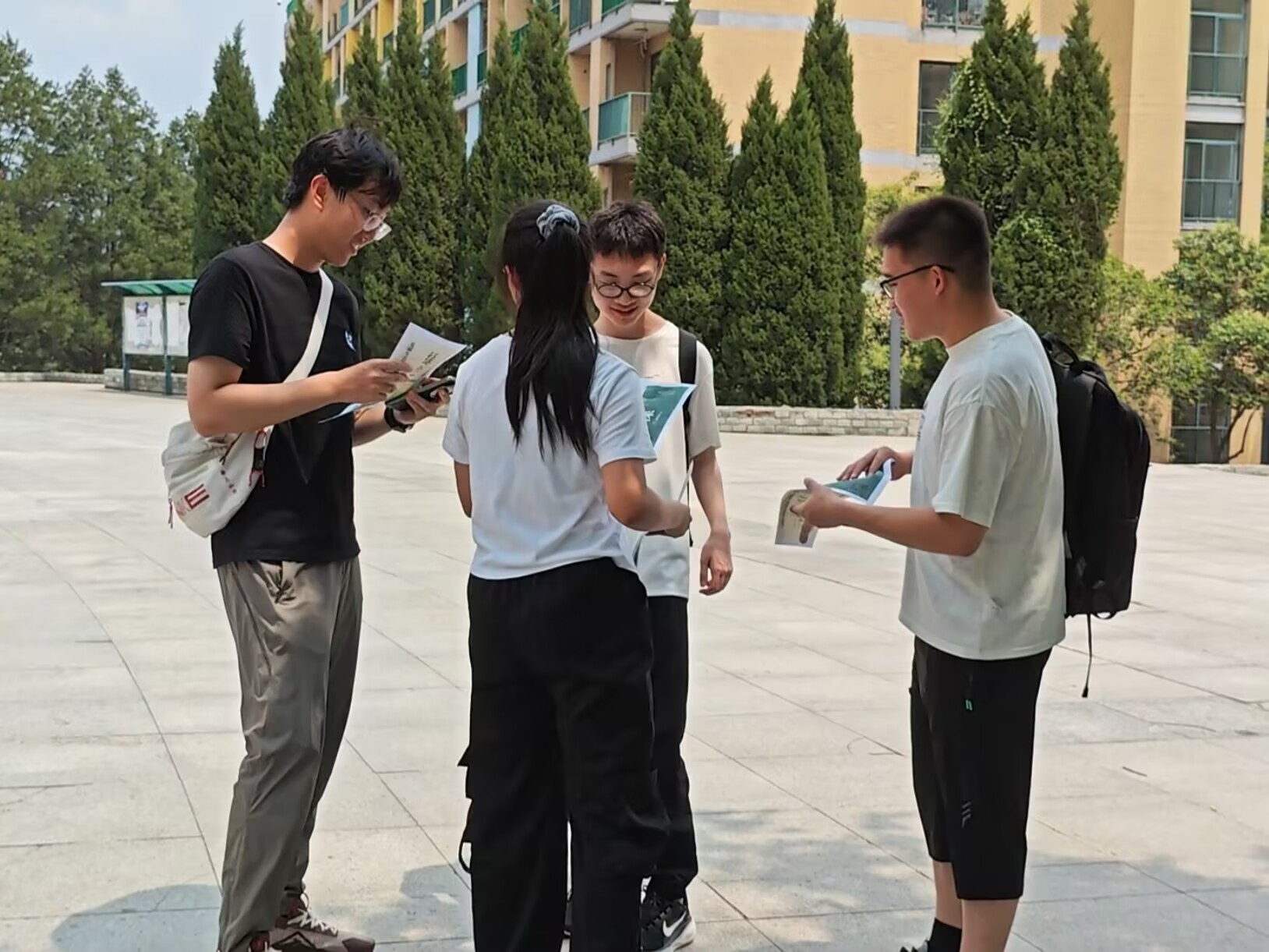 ��̼�����ɫδ���������ѧ�ӿ�չУ�ڻ������ռ�����