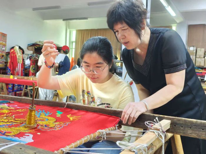 ������ѧ�ػʵ���У���ô�ͩ�ǹ��ϣ�����������н��