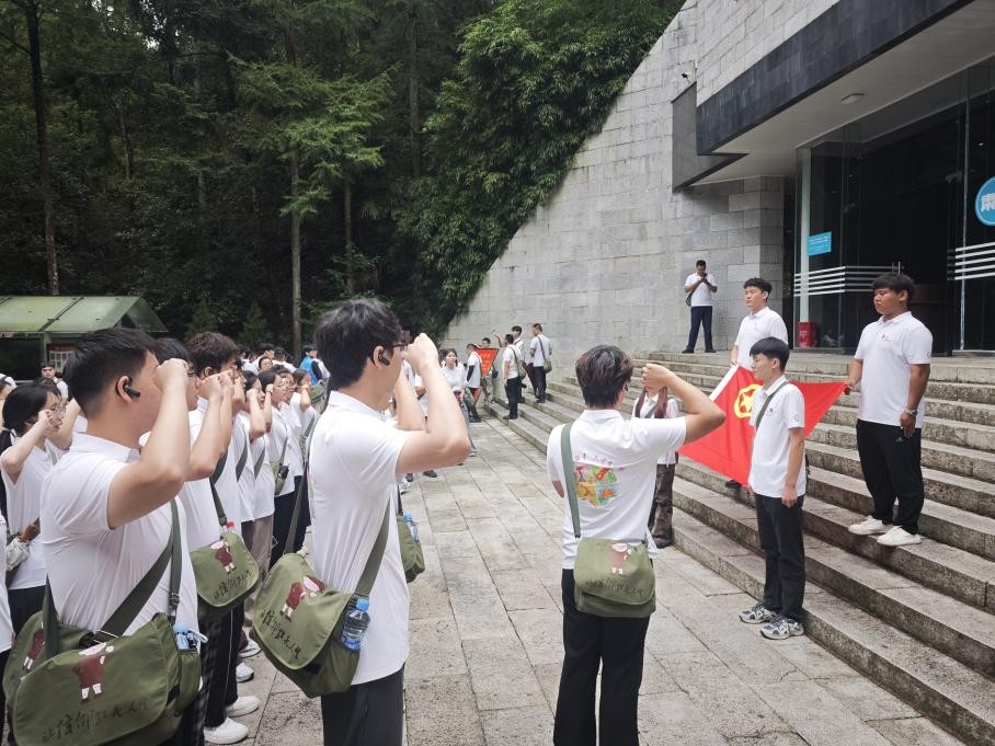 �Ͼ��ƾ���ѧ���ѧԺ���������ǹ����ڡ�ʵ�����߽�����ɽ�����к�ɫ����