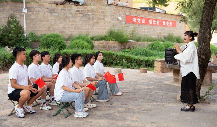 �Ӱ���ѧ����硱Ѱ�������Ŷ�ǰ�����̽Ѱ������ĺ�ɫ�Ļ�����