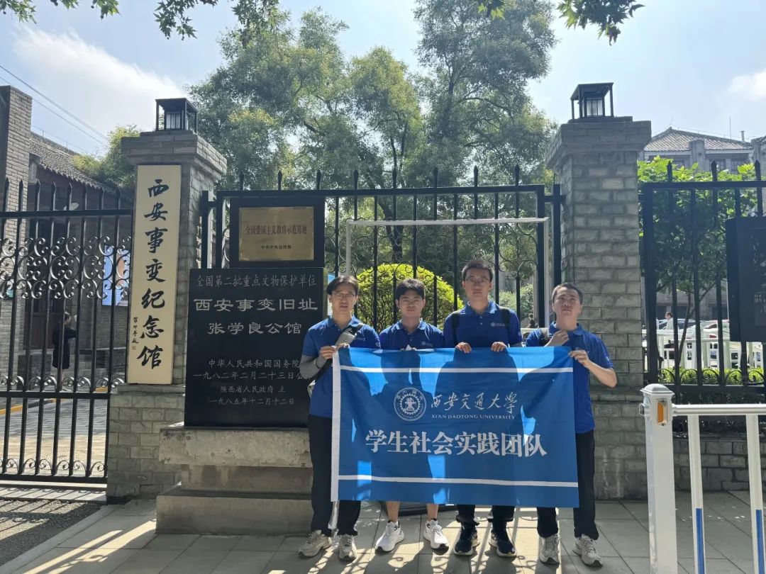 �ǻ𳤰����ഺ������ͬ�У��߽�������ɫ�ر꣬����������ɫ�ľ�������