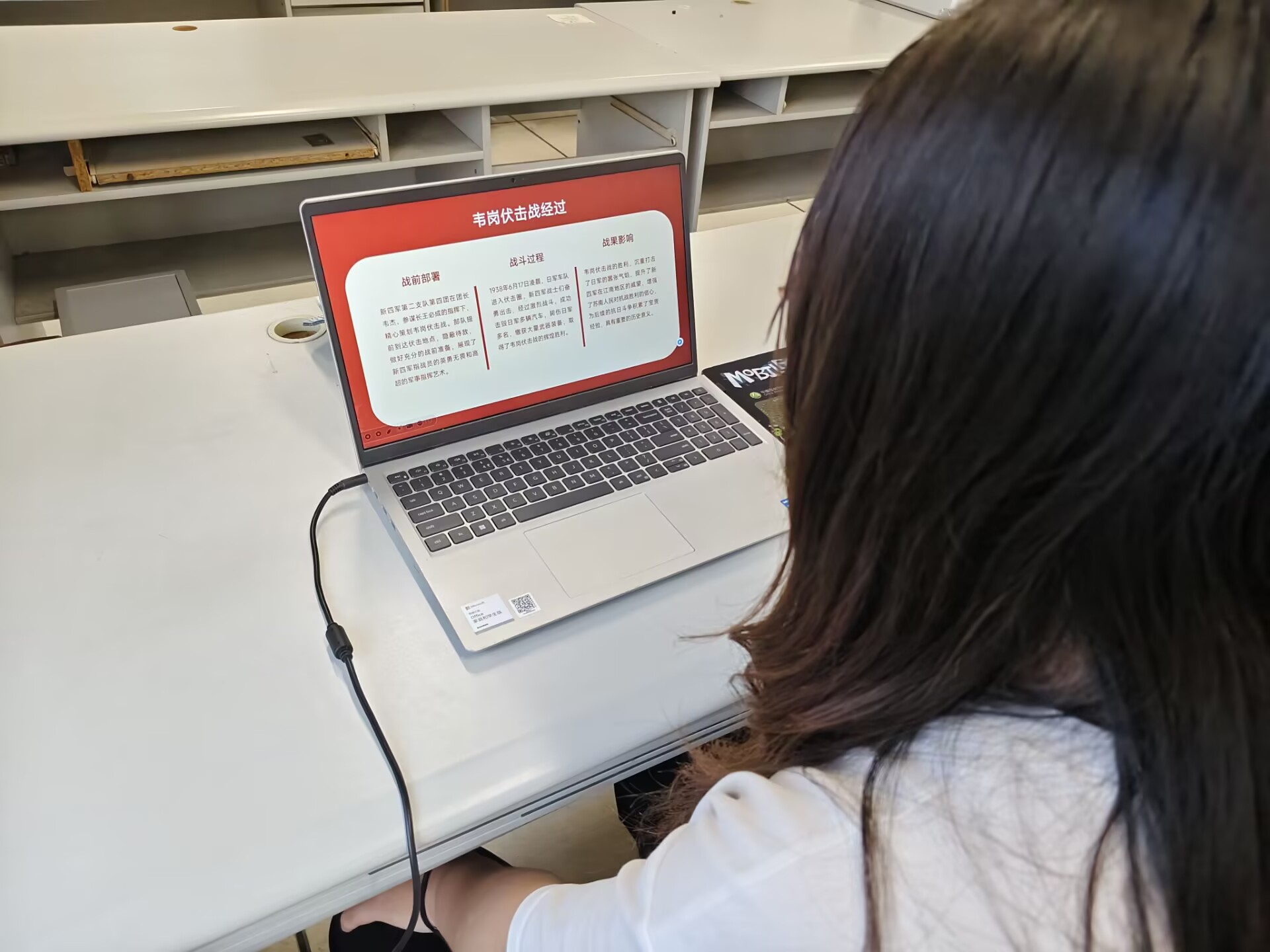 �Զ���ѧԺ��չ�����ߺ�ɫ�㼣������Ӣ�۾����������ʵ���