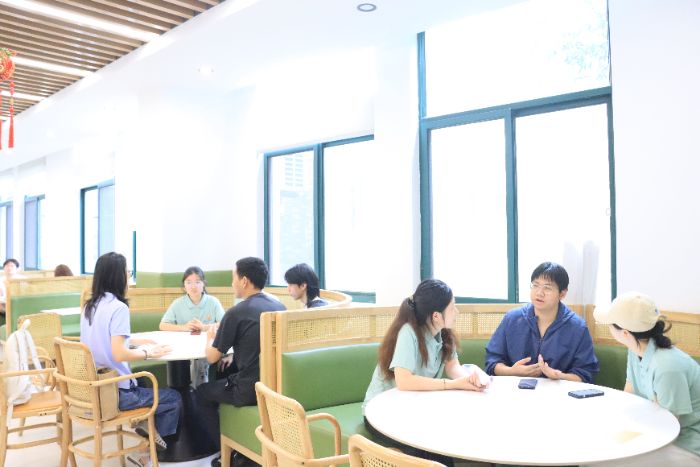 图为调研团与浙江特殊教育职业学院听障学生访谈 何萍摄
