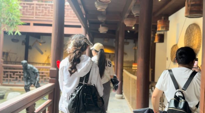 图为团队三名队员参观文化馆。徐佳摄