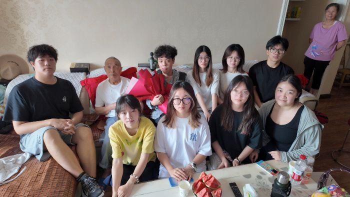 �ɶ���ѧ˹����ѧԺѧ���ڳ��ݿ�����ɫ�������ֻ�����