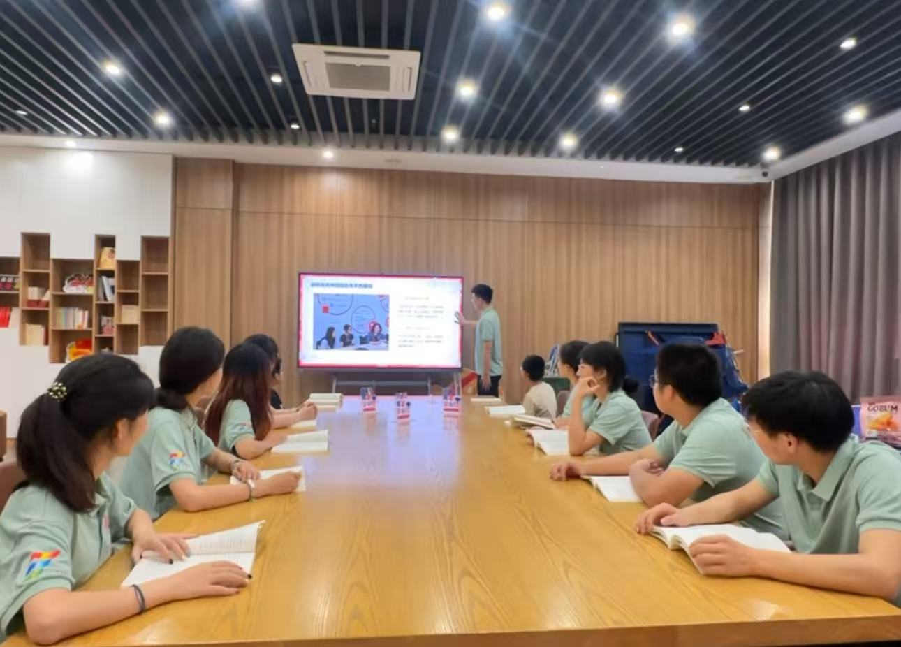 ���󡰲��Ϻ�캡�����������ʵ�����ഺ�㼣��ĺ�ɫ����