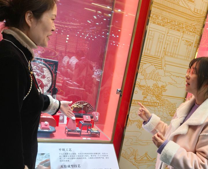 图为工作人员讲解银花丝制作技艺。周思凡供图