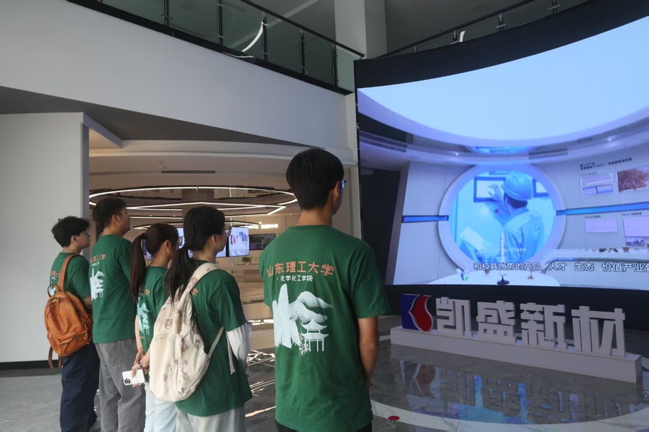 ���ȶ��ⴺ��ʵ���Ÿ�ɽ����ʢ�²��ϵ��С���ת���˳��£������˲������������ṹ������