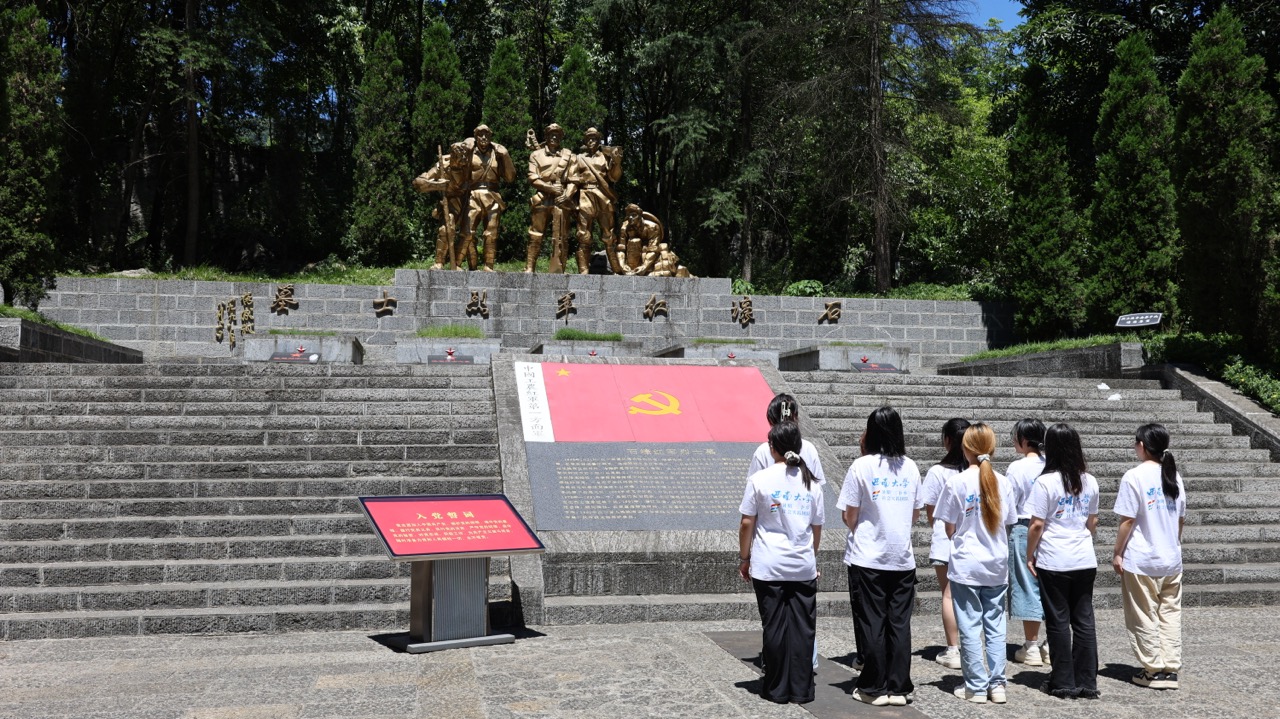 ���ϴ�ѧ��;С�ֶӣ��Ժ�ɫ�Ļ�Ϊ�� ������������ͼ��