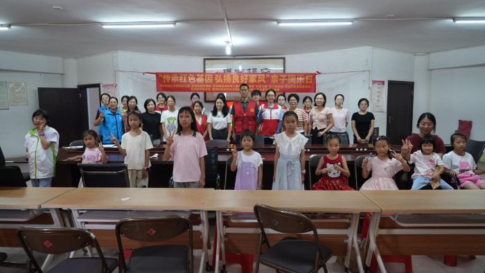 ����ͯ�У�һ����Խ���ʵġ���ɫ�Ի����������ϴ�ѧ��С��������ʵ��������޽ֵ����Ϸ��𡰴��к�ɫ���� �������üҷ硱���ӹ����ж�