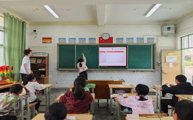 ͯѧ���ǳ�������־Ըͬ�����³̡�������ʦ����ѧ��ѧѧԺ���ڡ������硱���ʵ���