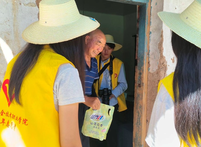 ���찲ȫ����ְҵѧԺ�뻧�����飬ů��������