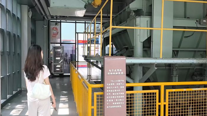 团队人员观赏电力站发展历史 杨雨昕摄