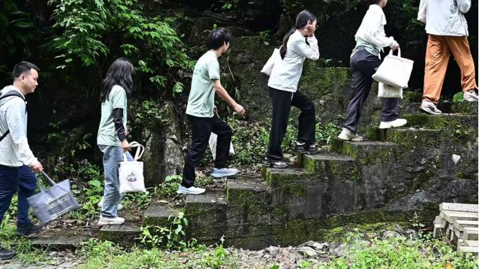 ����ѧ������У�̤Ѱ���ӡ�ǣ����ܺ�ɫ���