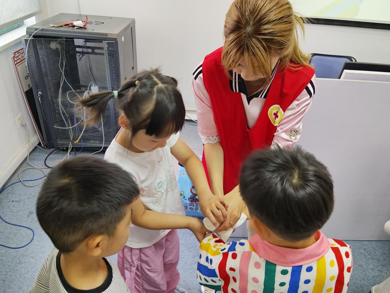 �ƴ�������У԰���ഺͬ�Ļ���ͯ