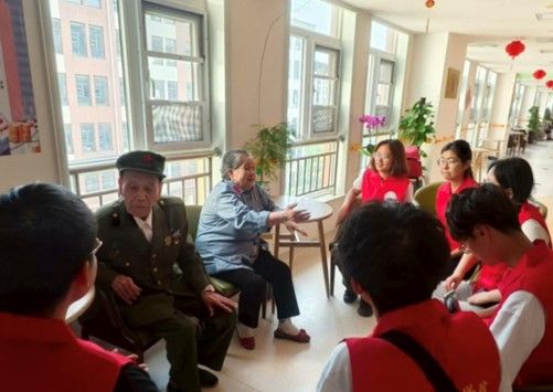 �����ϱ����£����к�ɫ����