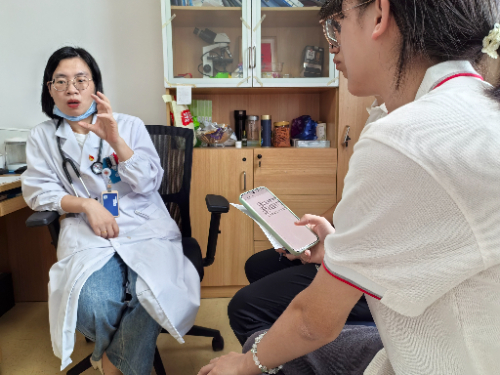 (图为朱淑英传授大学时期的学习心得。温鑫淼 供图)