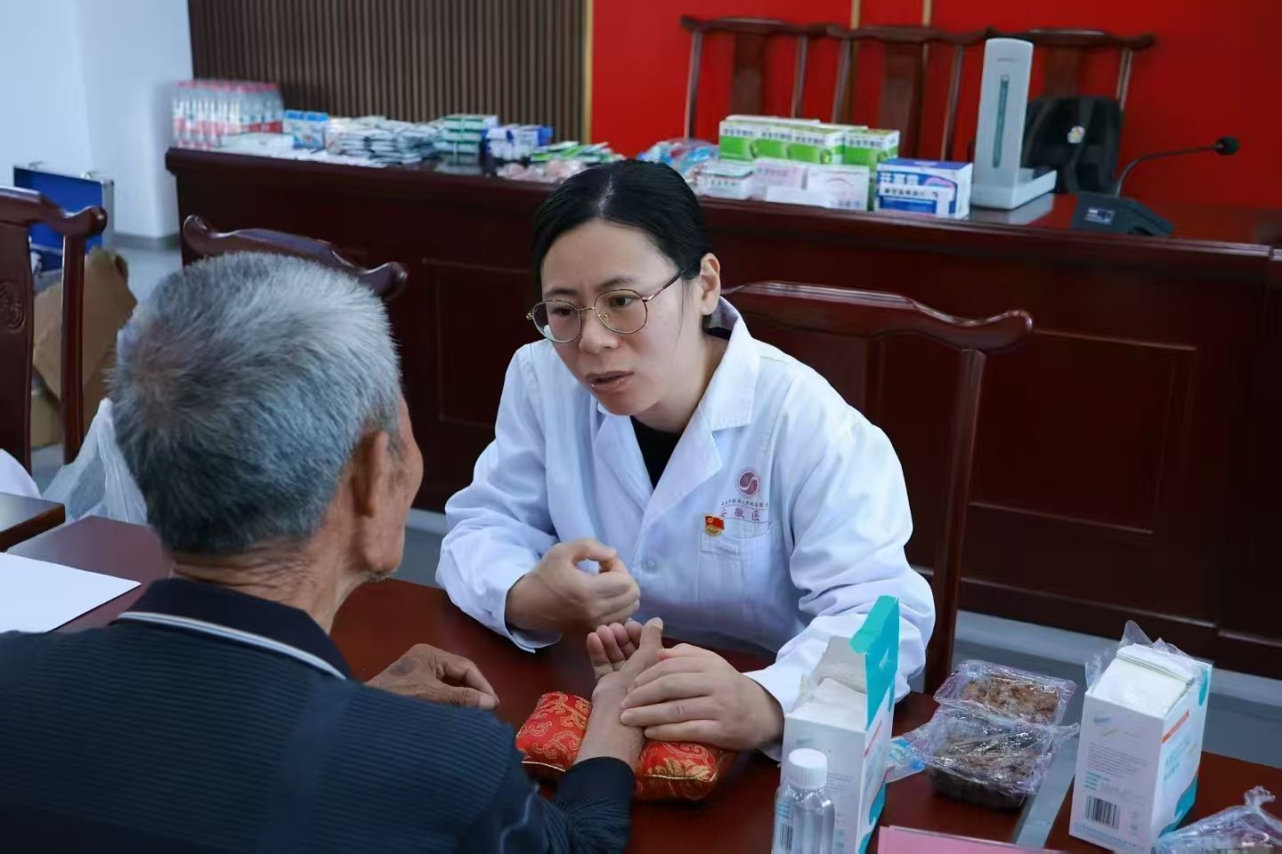 ����̨ǰů���� �ǻ����Ӱѡ�������̨���ᵽ������ſ�