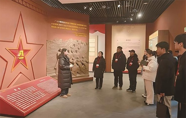 ���������ѧ��ǧʦ�����߽��С����ʵ��Բ���չ�