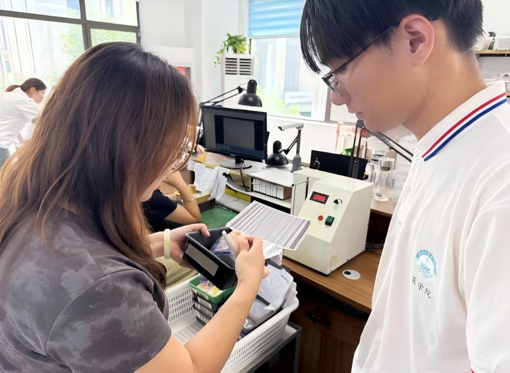 �ĳǴ�ѧҽѧԺ��Ӱ��̸���߽����ϣ������ǻ������ҵ��ͼ��