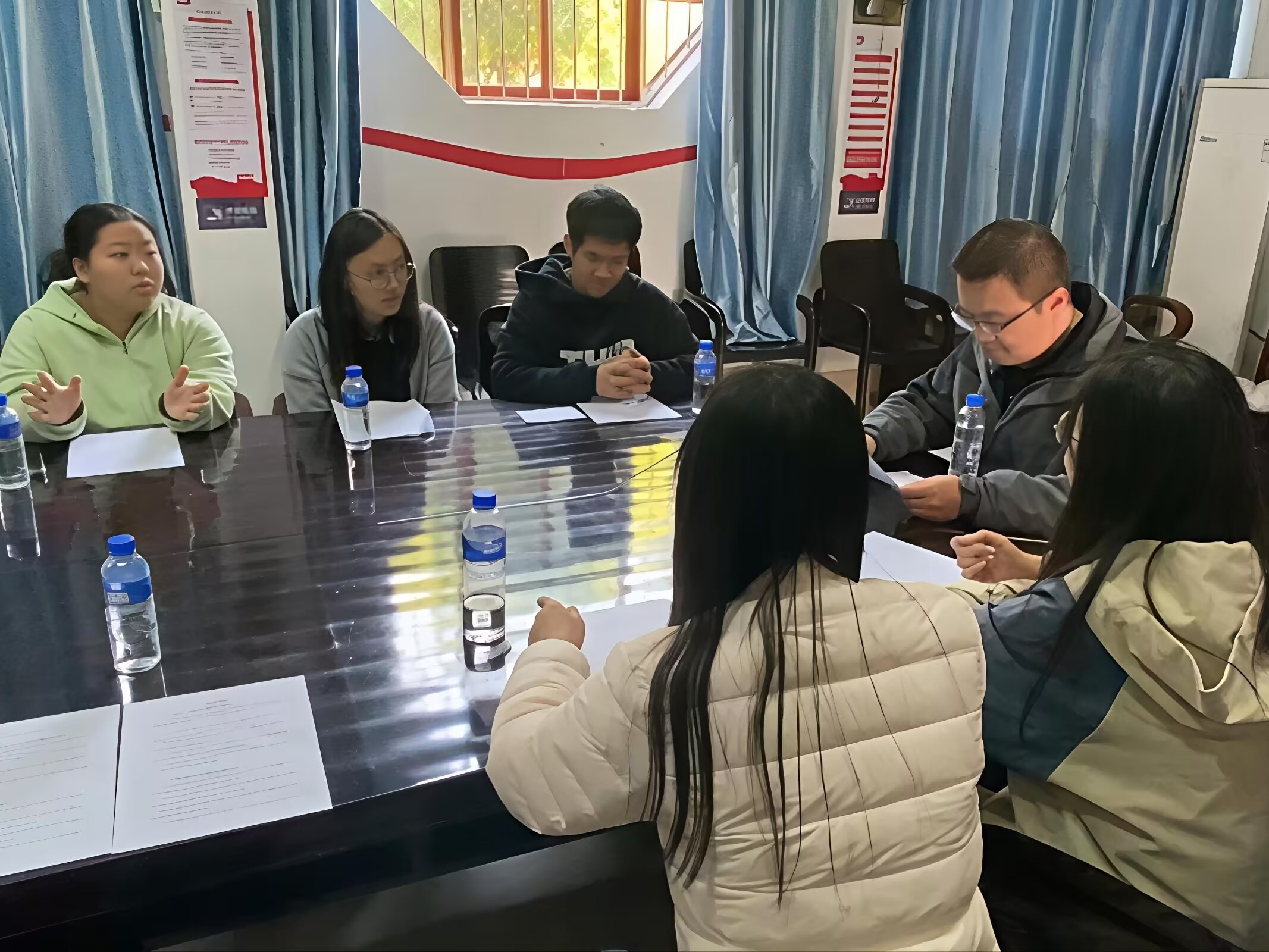 �۽���ѧ��־ʿȺ�� �ڸ��������̽Ѱʷ�����ֻ��½�