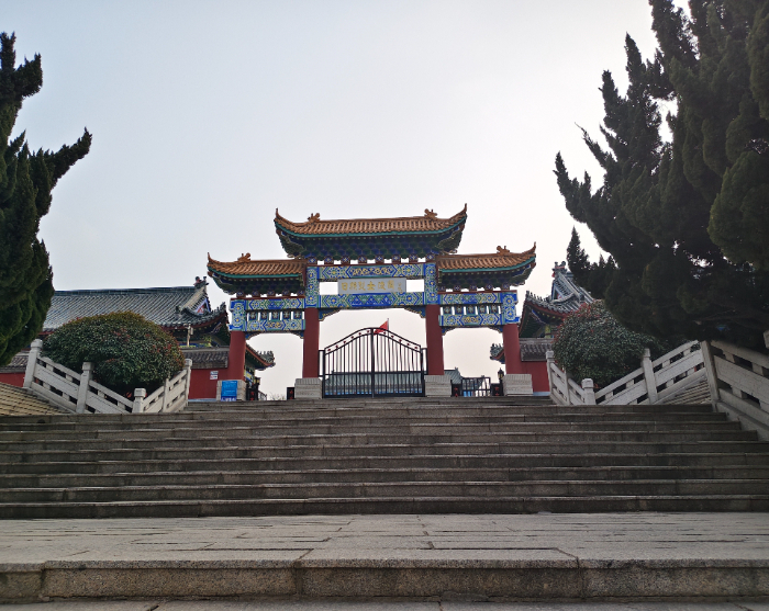 �ĳǴ�ѧ����˼����ѧԺ��չ���廳�������� ���к�ɫ����ʵ���