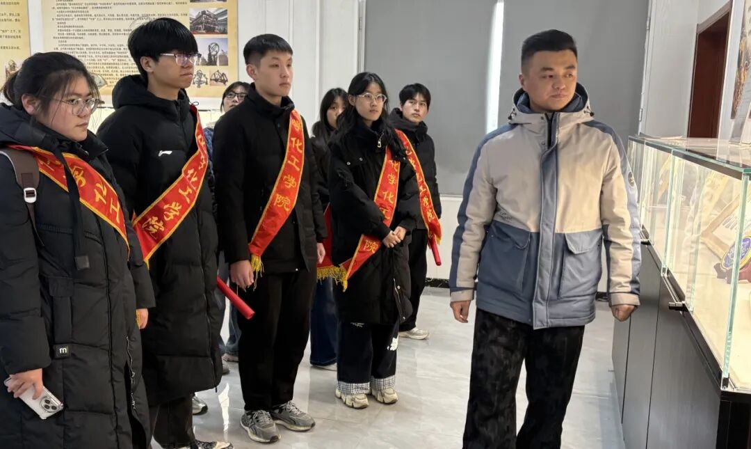 �ĳǴ�ѧů������־Ը����ӿ�չ��ͭ�ϸ����ī�䣬���Ž��������ˡ������Ųιۻ�