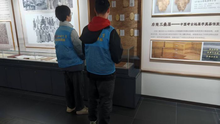 �ĳǴ�ѧ����־Ը����Ӹ���˹����йݿ�չ�ι۵��л