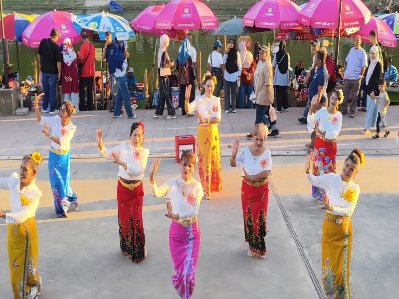 ����Ϊý��ѧ���� �ഺ����˿·�顪������ʦ����ѧ������ͬ�ۡ��ŶӸ�̩��չ�������ʵ��