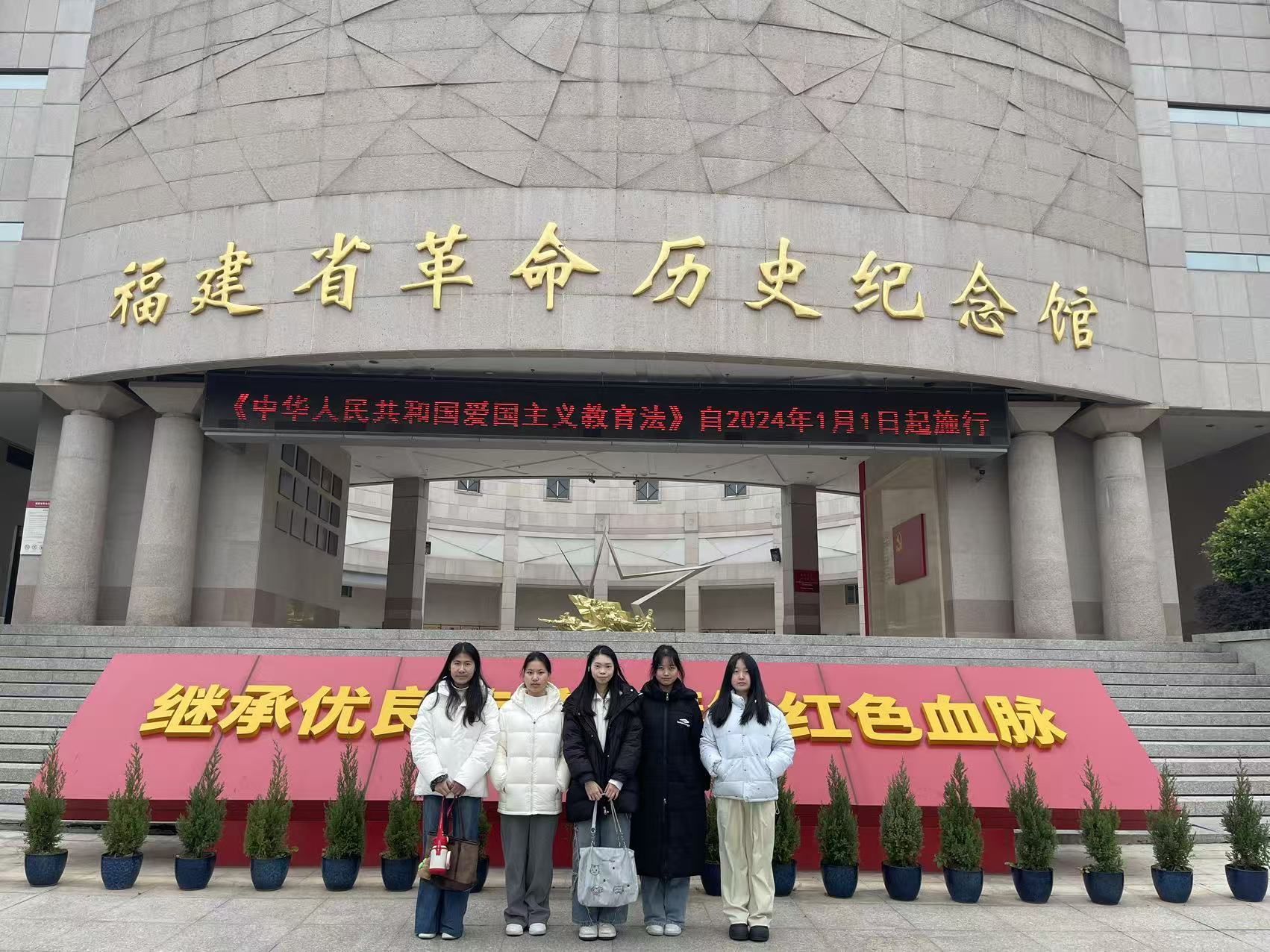 �������ϳ�н��׷Ѱ�㼣��ʹ����������ɫ�㼣̽Ѱ���Ӹ����ݸ�������ݿ�չ���ʵ��