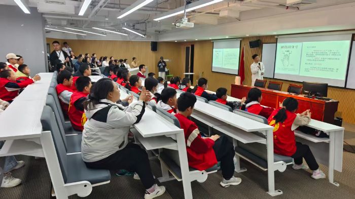 ������ҽҩ��ѧ����ҽ���ϡ��龰�����ʽ�Ļ������߽�����