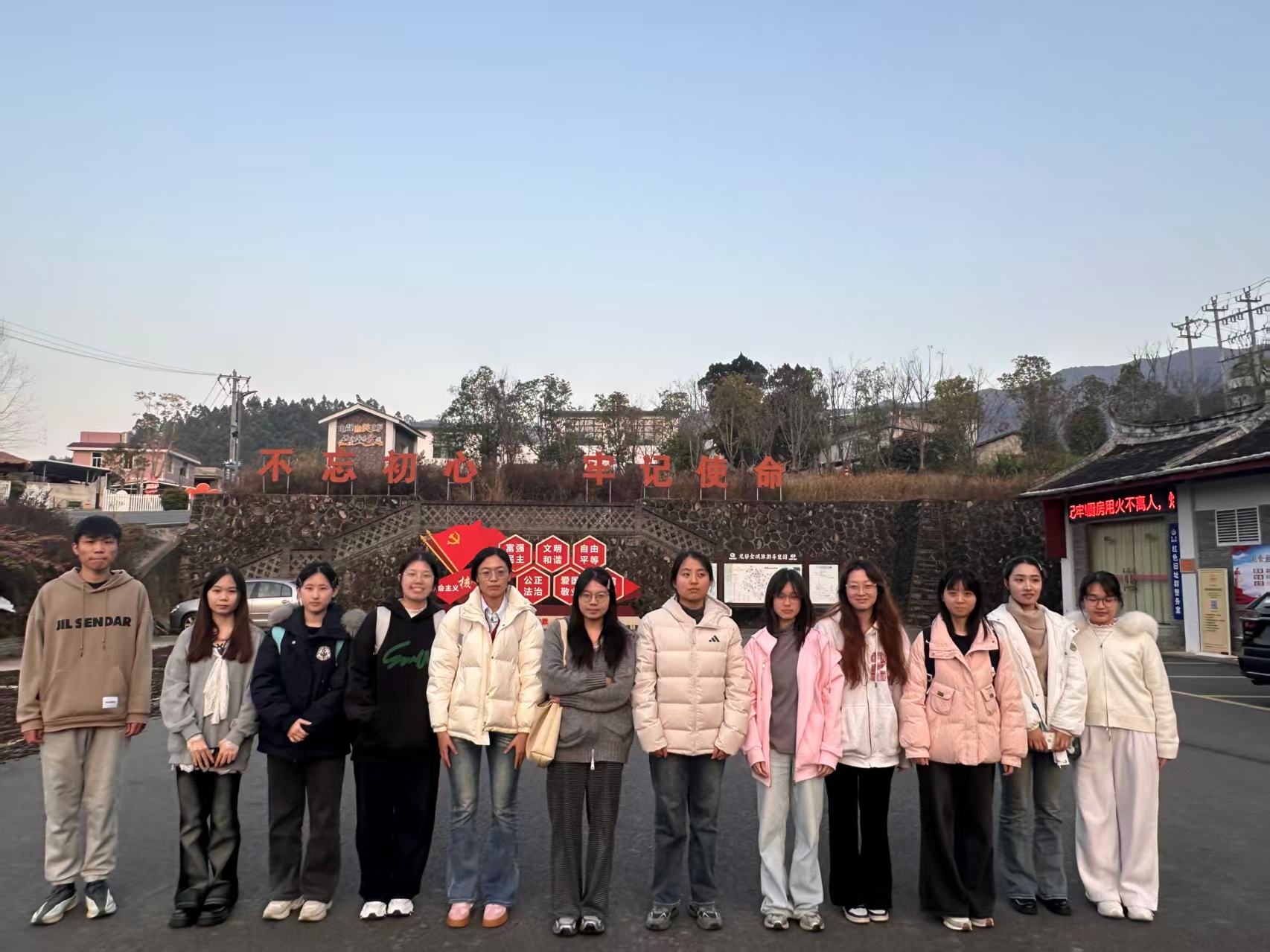 ׷Ѱ��Ϫ��ɫ·����ֲ����������