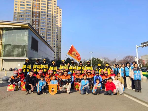 ů��ӭ�������� ͯ��ͬ�м����������ϸ�����������������չ�¾�ҵȺ��ů�ķ���