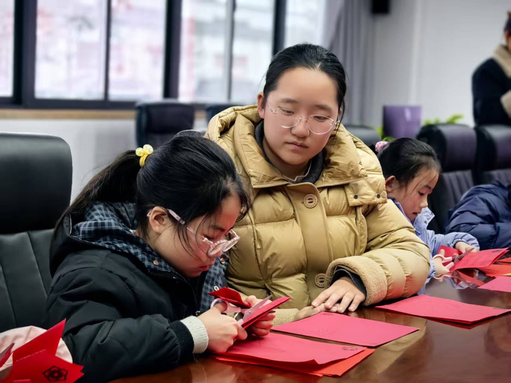 ��ʦ�������껪��ʵ���ӣ��ڡ����λ���д����ഺ��ɫ