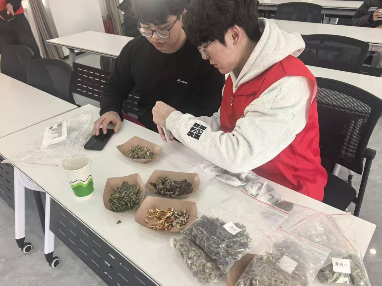 ᪻�н���������ഺ־Ըů��������ɽ��ҽʵ���Ӹ��Ͳ�����������չ��ҽҩ�Ļ���ɫ����