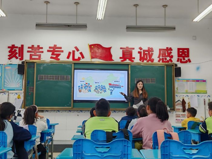 ɽ����ѧ��ѧԺ��ө�����Ρ�ʵ���Ӹ�����ѧУ��չ��ɫ�Ļ�����