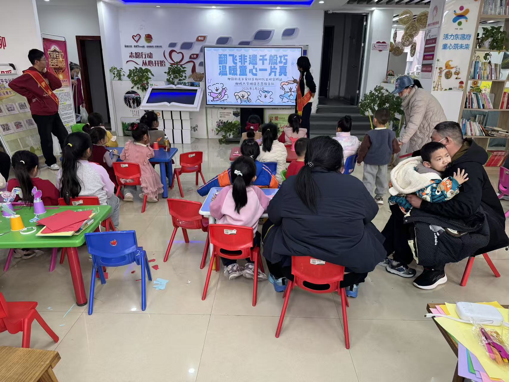 �ĳǴ�ѧ��ѧ����ѧԺ���־Ը����Ӿٰ조���ɷ���ǧ���ɣ���ůͯ��һƬ�桱־Ը����