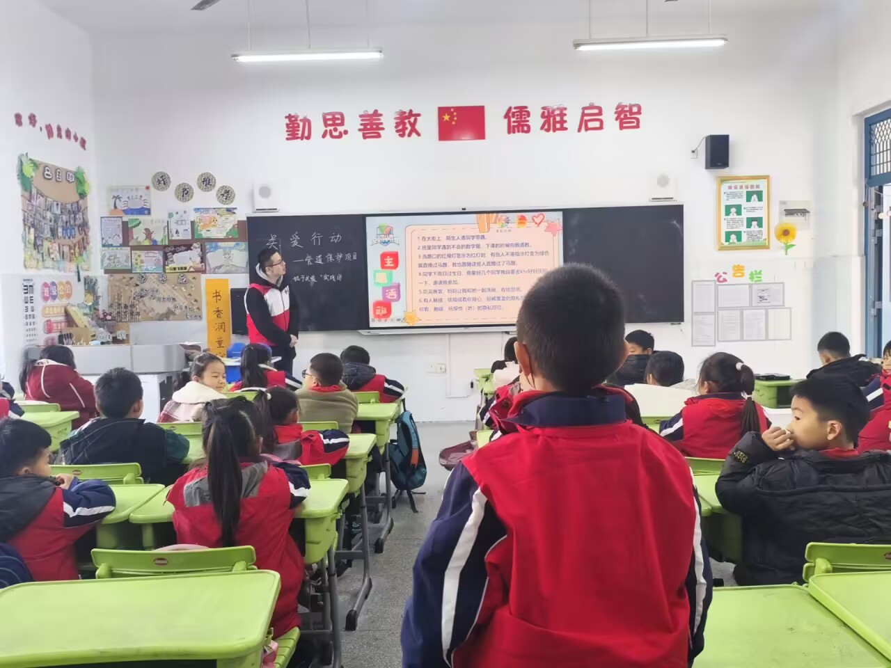 ������ҽҩ��ѧ��ȫ�Ի������߽�У԰ Ϊ�����ͯ�����ɳ�������