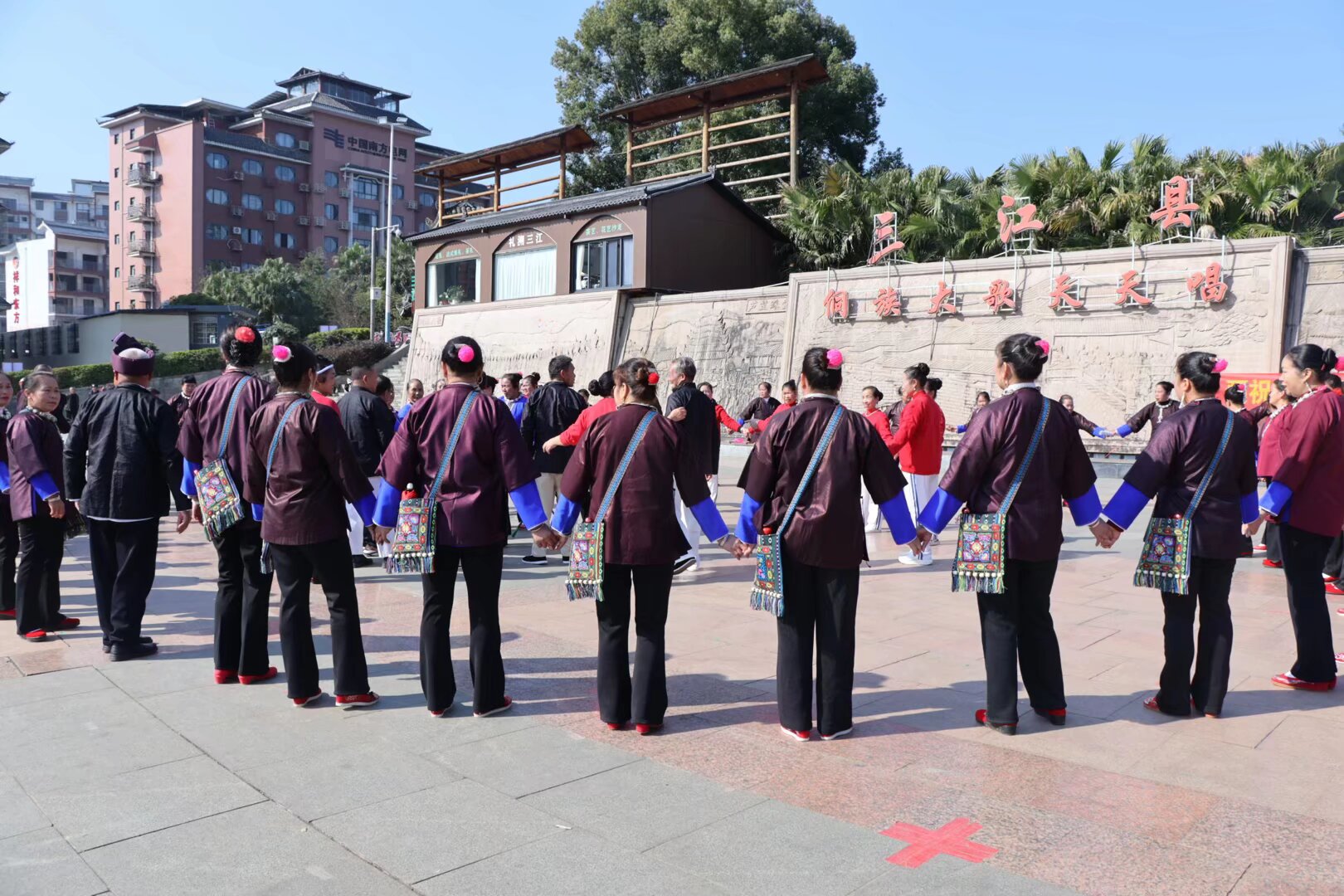 ����ʦ��ѧ�Ӻ��ٵ����У��Ի�����Ⱥ�ڣ����׷��ű���������ͼ