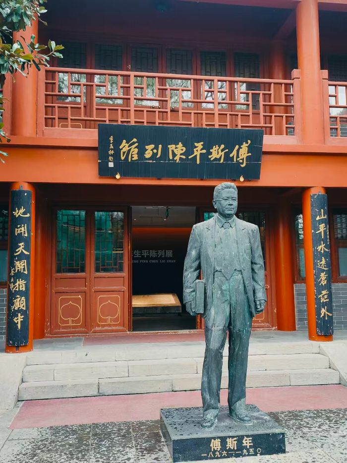 �Ĵ�ѧ���߽���˹����йݿ�չ�ι۵��л